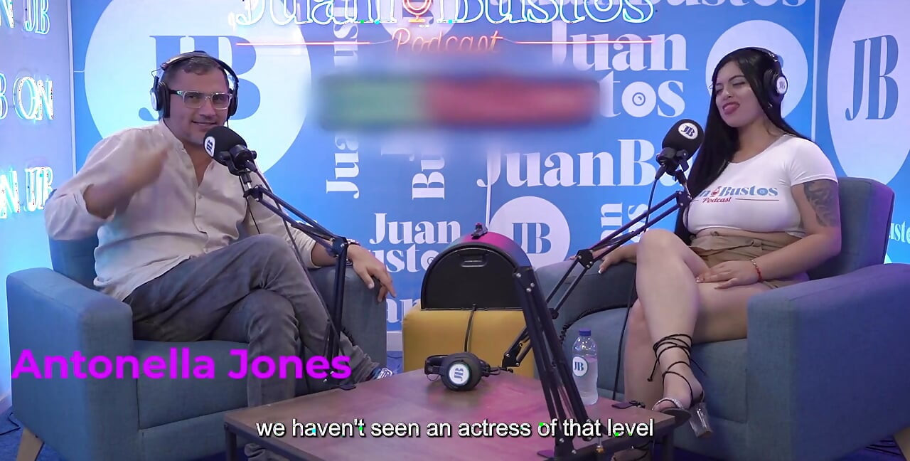 Antonella Jones, MILF aux gros seins naturels, se tape une grosse bite noire dans un podcast sexy