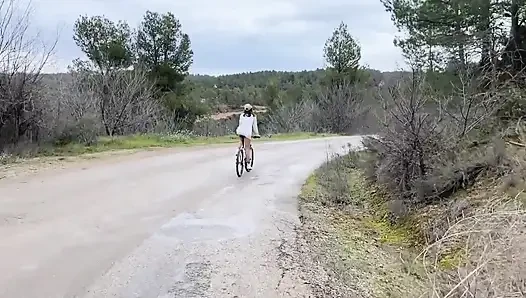 Menunggangi dildo di bike + kencing