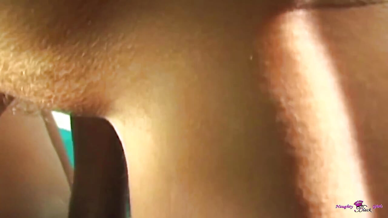 En primer plano, estás practicando con destreza cómo hacer sabrosa preñada interracial a través de los métodos misioneros clásicos.