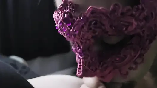 Pembe maskeli sürtük orta yaşlı seksi kadın yutuyor
