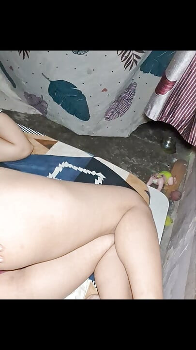 Meenuraj는 긴 자지로 뒷치기 하드하게 박히는 걸 좋아해
