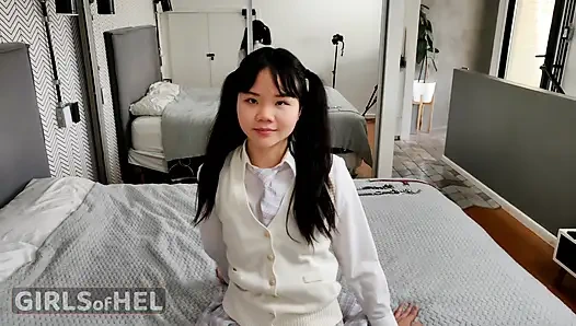 О, нет! Шаловливая студентка застряла, играя со своими наручниками