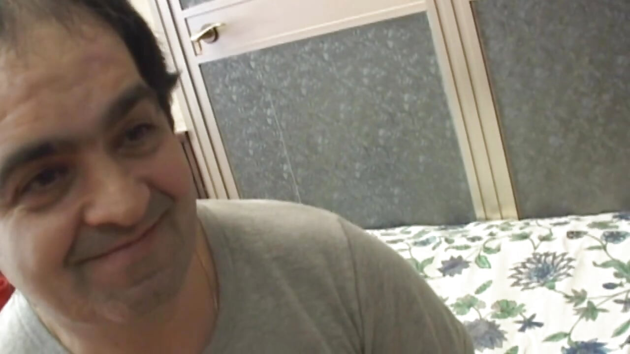 Talijanska brineta puši kurac i dobiva jebanje u guzu