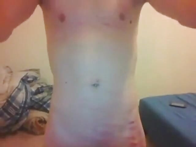 Bdsm transgirl desnuda después de más de 40 azotes en a tope, ingle y espalda (primer plano)