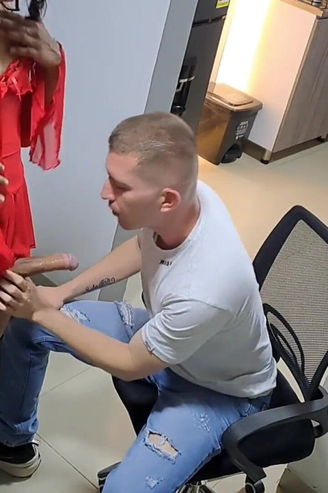 我找到了我男朋友的办公室，我操他的屁股，直到我给了他很多牛奶（valeria toro）