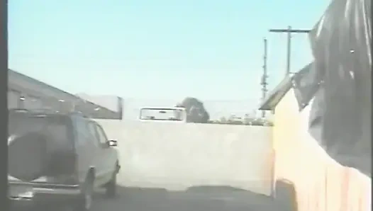 Cewek semok kulit hitam dengan masker superhero putih ini dientot habis-habisan di lapangan parkir