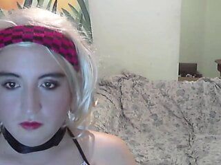 Rubi estrela linda garota, um pouco safada, mas celestial. Tímida loira adolescente primeira vez na webcam beijando um vibrador rosa.