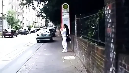 Brünette lutscht schwanz tief und reitet dann hart