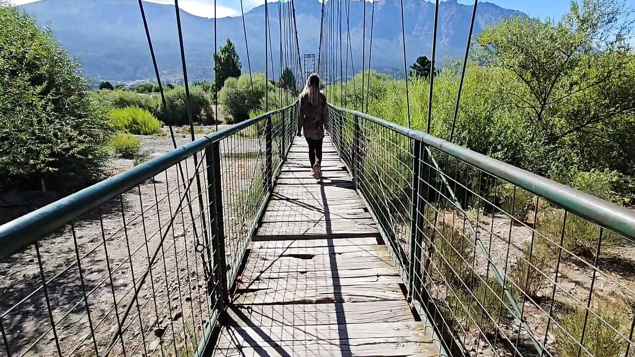 Συναντώ έναν παλιό φίλο στο δρόμο και τον προσκαλώ να γαμηθεί