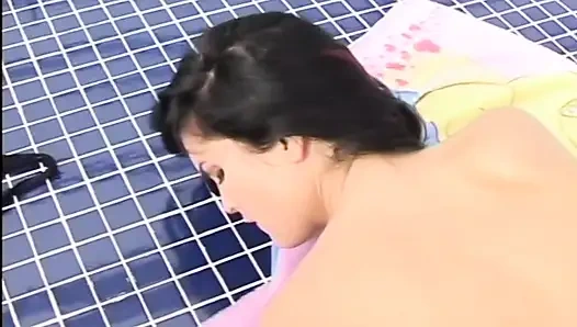 Dampfende lesbenorgie am pool mit brünetten und blonden schätzchen