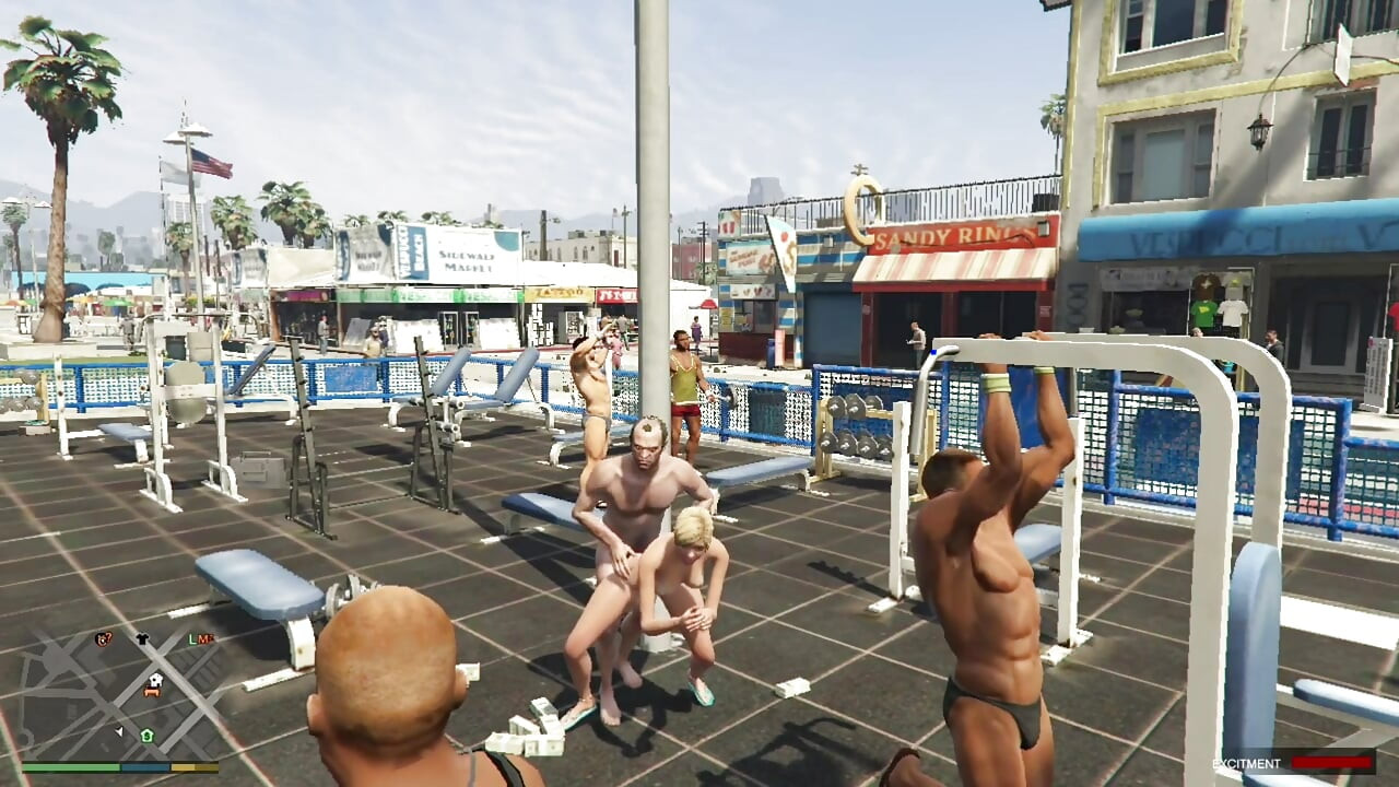 Tracey couche avec son Sugar Daddy Trevor dans une salle de sport de plage en plein air