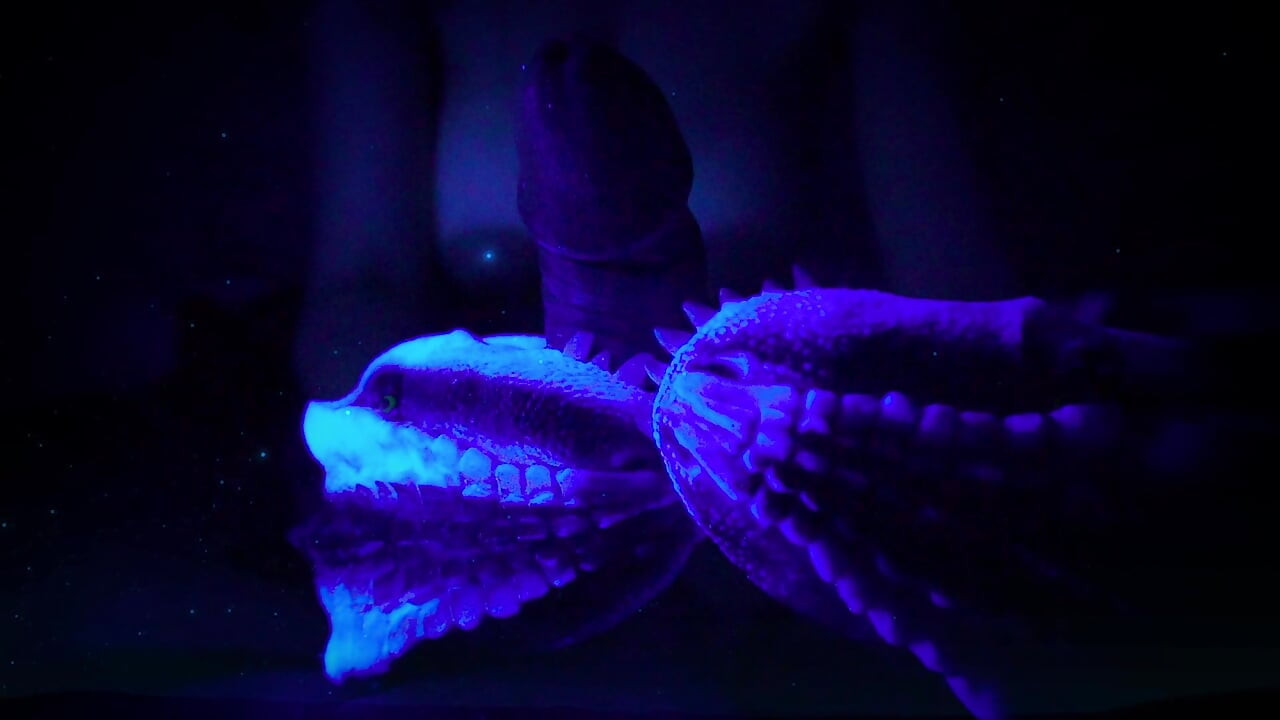 RITUAL SEXUAL INVISÍVEL DE OUTRA DIMENSÃO! DINOSSAUROS LAMBEM PAU E FAZEM GOZAR!