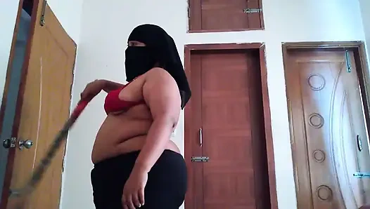 19 yaşındaki seksi iri güzel kadın otel hizmetçisi odayı süpürürken sutyenini çıkarıyor ve meme uçlarını gösteriyor