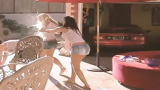 Ateşli lezbiyenler arka bahçede çift dildo paylaşıyor lezbiyen tanrıçaların 1_trio sahnesi