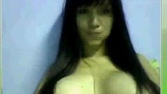 19-летняя худенькая тайская девушка с большими сиськами, MSN перед вебкамерой
