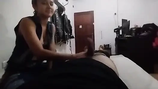 Aku suka banget kalau tetanggaku nyepong kontolku dan telan spermaku