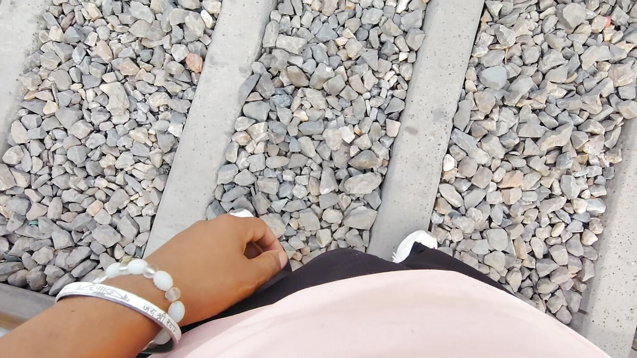 Train ki patali per jakar baith kar  handjob sakta hun