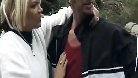 Sarışın orta yaşlı seksi kadın açık havada amını yalatıyor ve dölleniyor