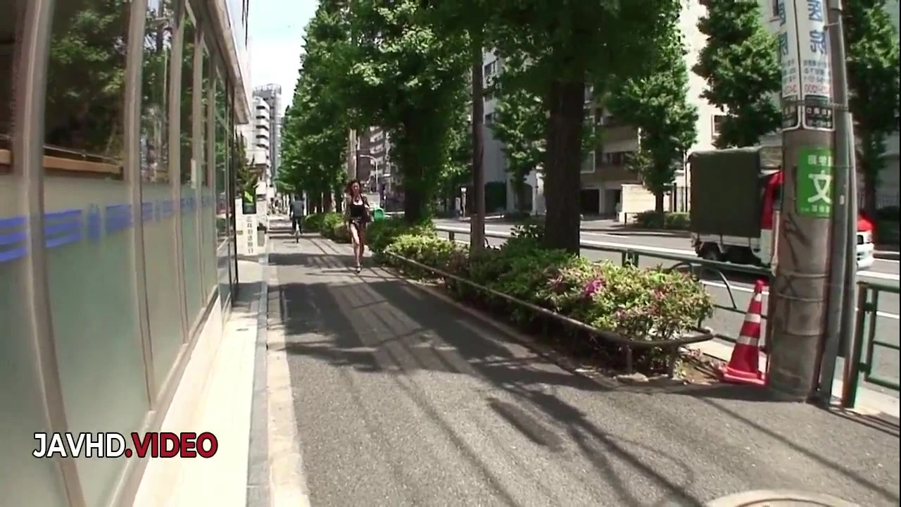 Akari Minamino'nun baştan çıkarıcı Asyalı orta yaşlı seksi kadın sakso çekmesi yoğun sert sikiş seansına yol açıyor