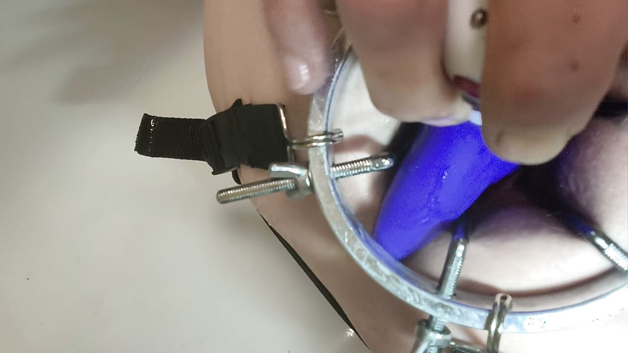 , vibrador completamente en el ano. Dilatador anal en primer plano, semen en el culo.