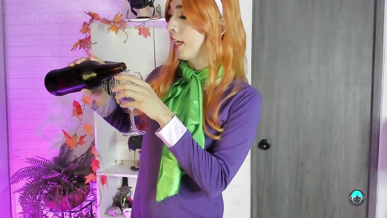 Puv Daphne Cosplay Burping Contest with Scooby