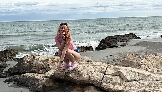 Наслаждаясь Dark Sand Playa, собирая раковины