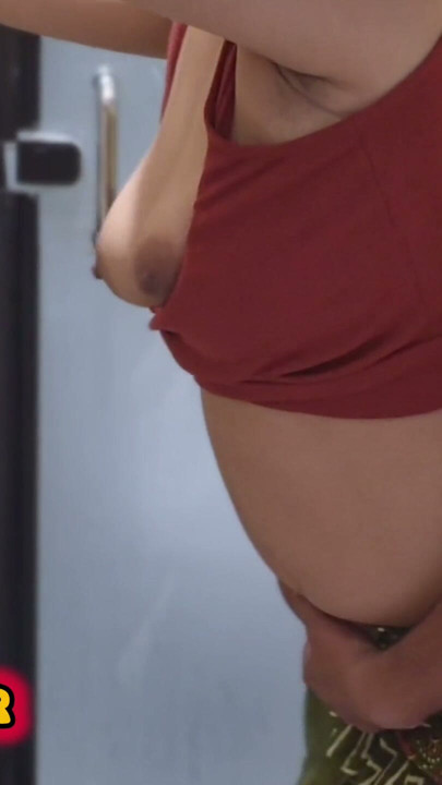 집에서 혼자 하녀를 보면서 주인이 기회를 활용해 그녀를 따먹어 | 클립 1