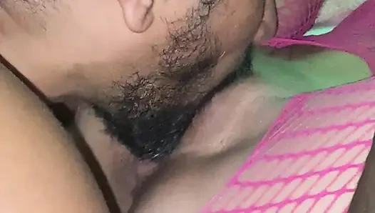 Mein latino-stiefbruer zieht meinen tanga aus, wenn wir zusammen im Bett sind.