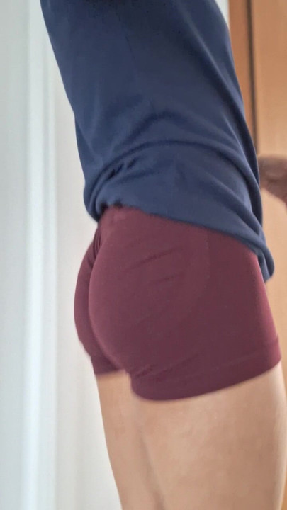 在公共健身房穿着紧身短裤的娘娘腔