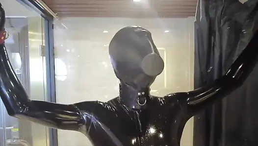 Mz20 - девушка в латексной одежде заперта в стеклянной комнате