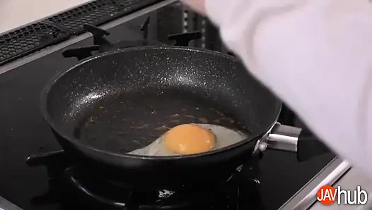 Возбужденная Ai Uehara изменяет своему мужу со своим лучшим другом