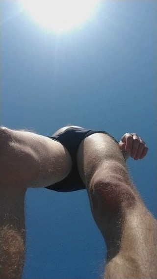 ich stehe in einer unterhose unter der sonne am strand