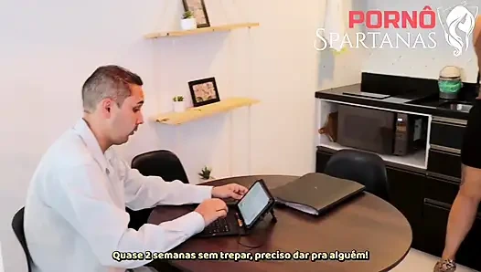 Горячая милфа принимает ботаника с девственностью