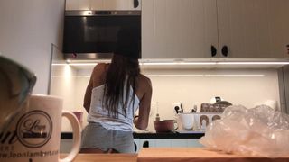 Камера перед камерой, без трусиков, брюнетка на кухне в любительском видео