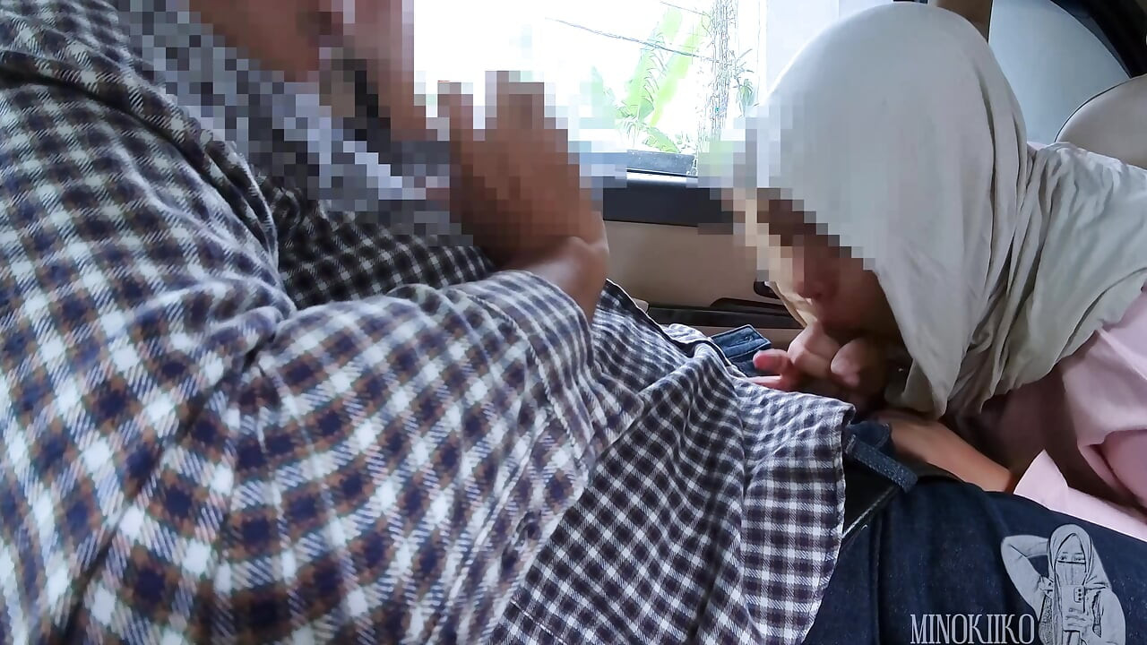 Hijab, menina trai com seu colega de carro e tem porra na boca - Minokiiko
