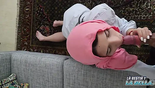 Müslüman bakire ilk kez bir yarakla tanışıyor ve beni emiyor ve sıkı amına sokuyor