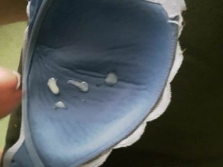 Sperma nel reggiseno blu di donna