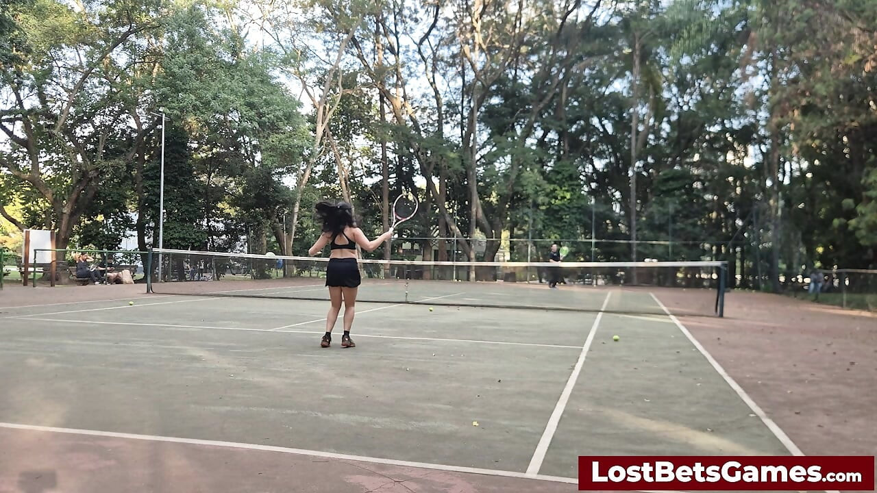 Enten und Igor nehmen ihr Strip-Tennis-Spiel draußen