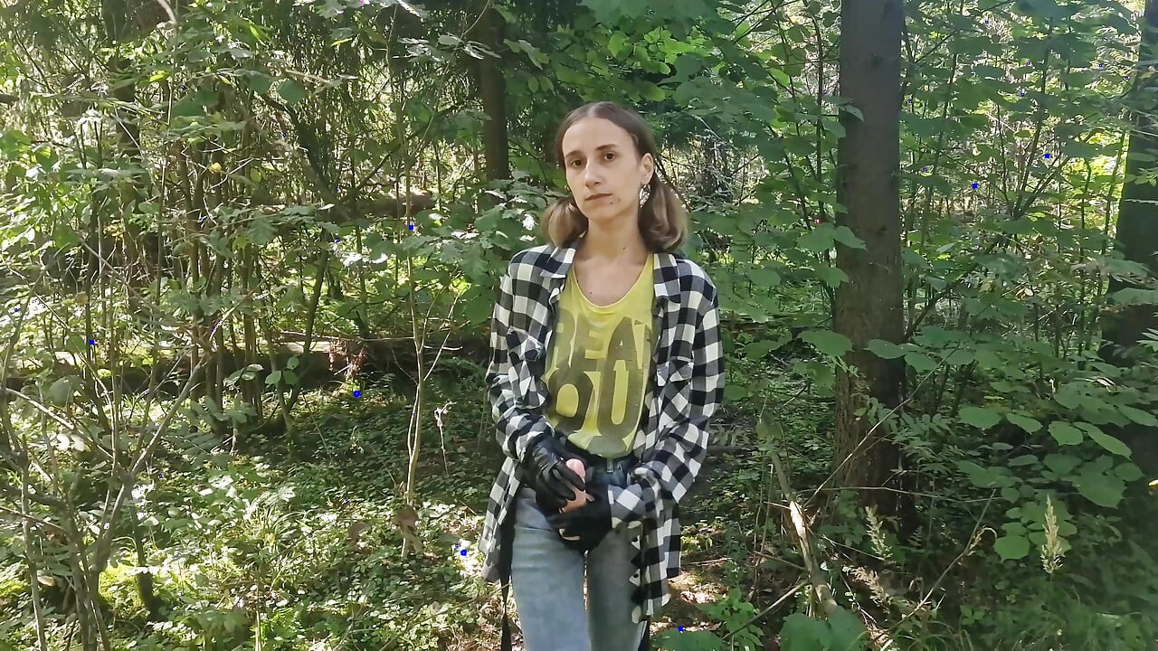 Dominatrix kız açık havada merhametsiz takma yarakla sikiliyor köle adamı ormanda riskli halka açık seks