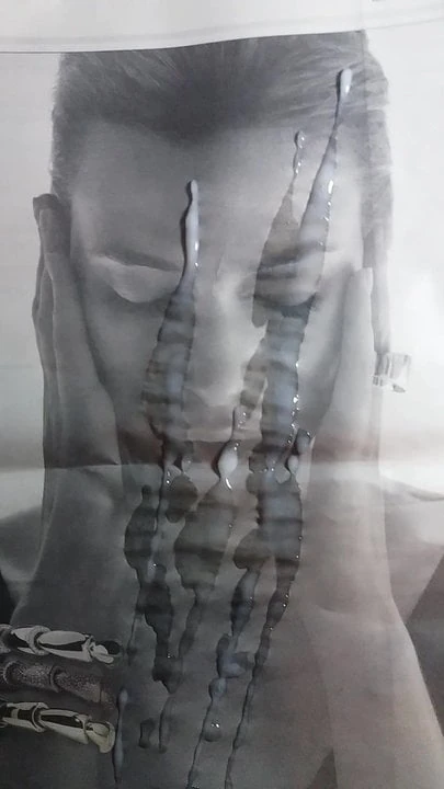 对报纸广告模特的巨大射精致敬