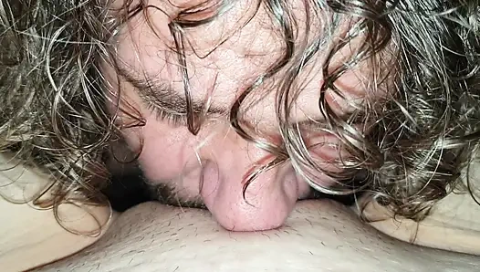 Лизать, сосать, трахаться. Он заставляет меня кончать так красиво, что мне приходится давать ему сквиртовать внутрь меня. Кримпай