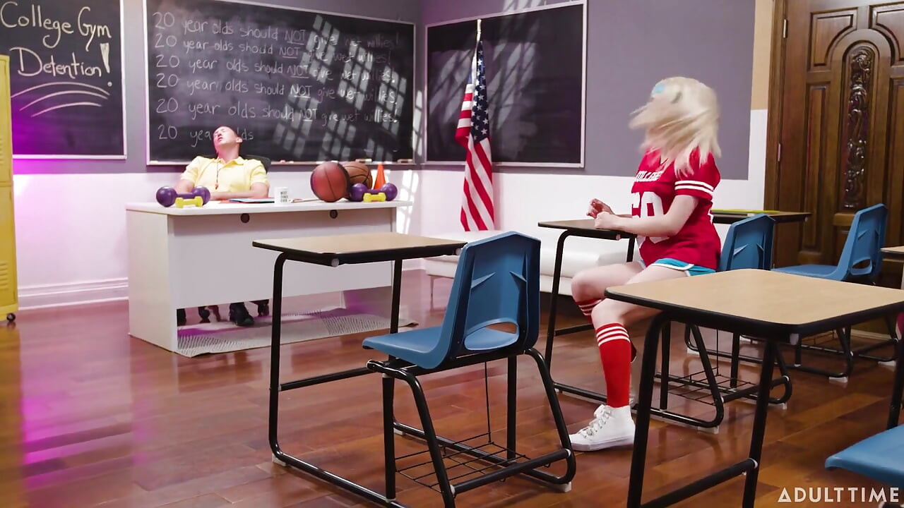 Oopsie - โค้ชควยใหญ่ฝึกวินัย Misbehaved T-girls Khloe Kay และ Izzy Wilde ในการกักตัว!