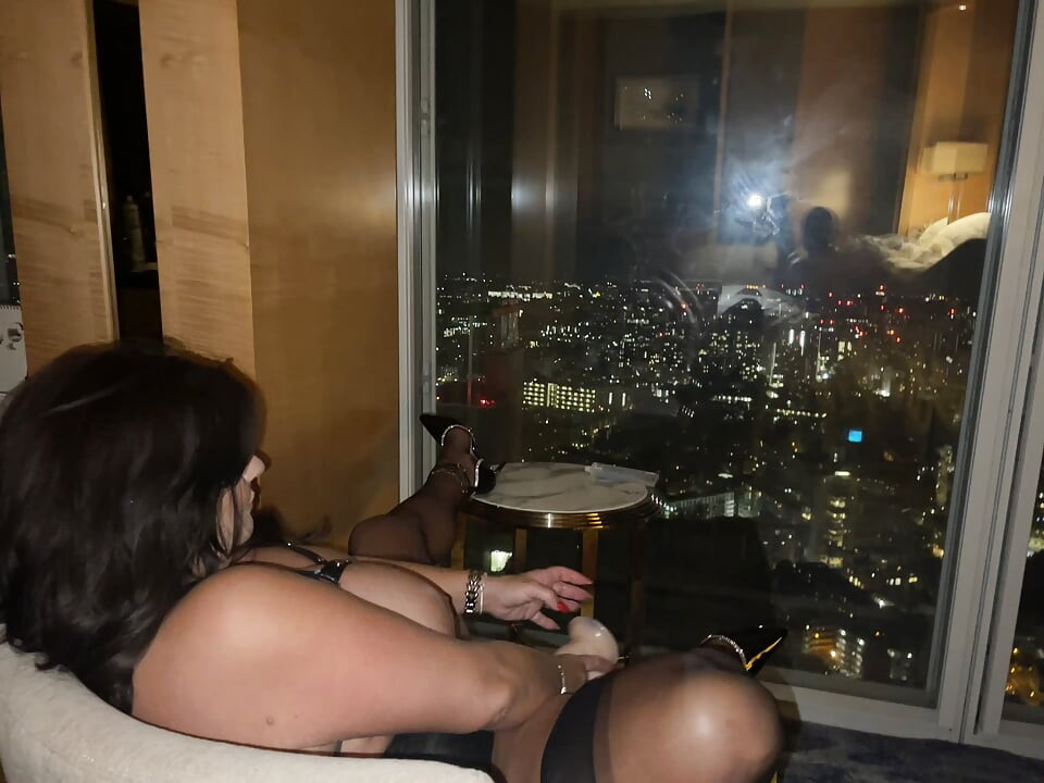 Patni khirki men apni nngi choot chod rahi hai