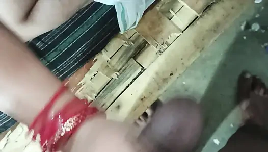 Dost ki biwi ghar pe akele gulabi panty me