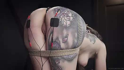 Dom Elise Graves Vibrates Knotty Peachs Pussy And Hooks Her Horny Ass