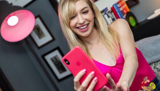 La blonde Mackenzie Moss, vidéo de sexe en POV, elle termine le travail