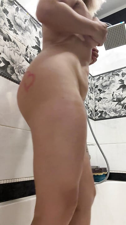 Volim kad mi veliki kurac probija rupe duboko i glasno vrištim, a ti me ušutkaš i jebeš me još jače