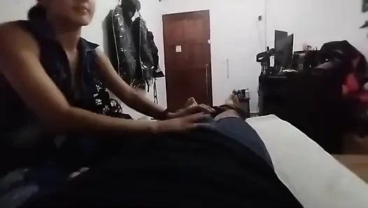 Aku suka banget kalau tetanggaku nyepong kontolku dan telan spermaku