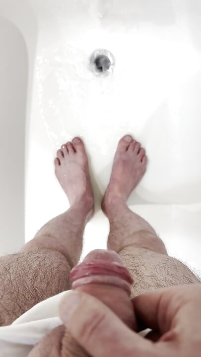 Pissing in Bathtub, Pissing on Feet. Solo Male Pee Watersports. Foreskin. Uncut Pee.