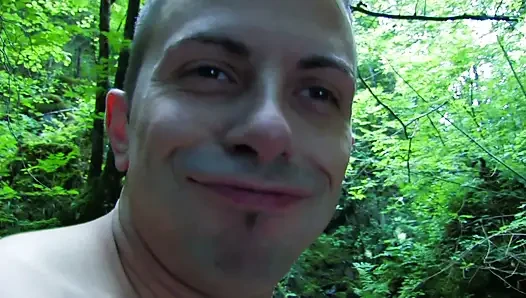 Analficken im wald in netzstrümpfen